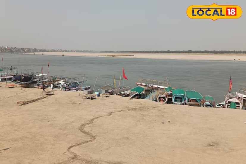 আর ৬ ঘণ্টা মতো সময় গঙ্গার ঘাটগুলিতে মানুষের আনাগোনা না থাকার কারণে গঙ্গাও যেন নিস্তরঙ্গ। আর বারাণসী তো পর্যটক ও পুণ্যার্থীদের অত্যন্ত পছন্দের জায়গা। অথচ এই তীব্র গরমে কেউ বারাণসীতে পা পর্যন্ত রাখছেন না। ফলে ঘাট থেকে বহু দূর পর্যন্ত গঙ্গার ঢেউগুলিও যেন শান্ত হয়ে গিয়েছে। শুধু ঘাটগুলির অবস্থাই শোচনীয় নয়, প্রাচীন এই শহরের রাস্তাঘাটও প্রায় জনশূন্য। প্রতিদিনই দুপুর ১২টার পর পথচারীদের ভিড় কমছে বারাণসীর রাস্তাঘাটেও।