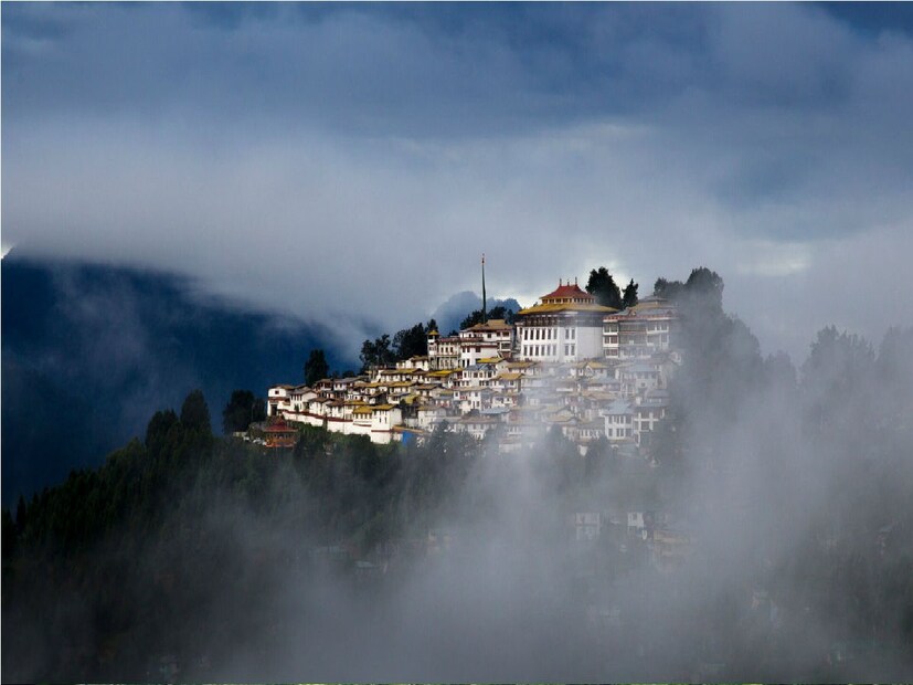 *দার্জিলিং: মেঘলা আকাশ। কুয়াশার ঘেরাটোপে পাহাড়ের রানি। তাপমাত্রা ১৭ ডিগ্রি সেলসিয়াস। ঠান্ডার আমেজ। ম্যাল জমজমাট পর্যটকদের ভিড়ে। বৃষ্টিতে ভিজতে পারে পাহাড়।