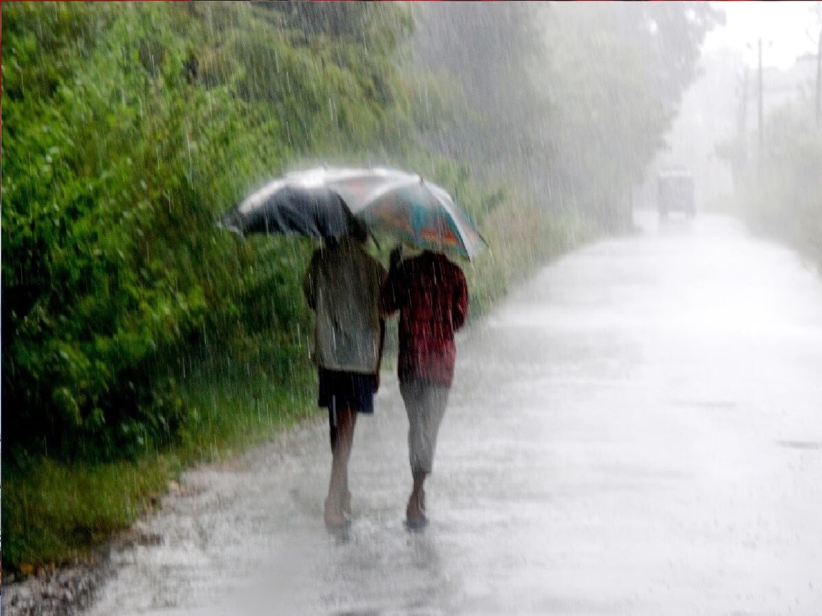 হুগলি ও পশ্চিম মেদিনীপুর জেলাতেও একই সময়ে বজ্রবিদ্যুৎ-সহ বৃষ্টির সঙ্গে ঝড়ের সর্তকতা। ৪০-৫০ কিলোমিটার গতিবেগে দমকা ঝোড়ো বাতাস, সঙ্গে বজ্রপাতের আশঙ্কা রয়েছে। (প্রতীকী ছবি)