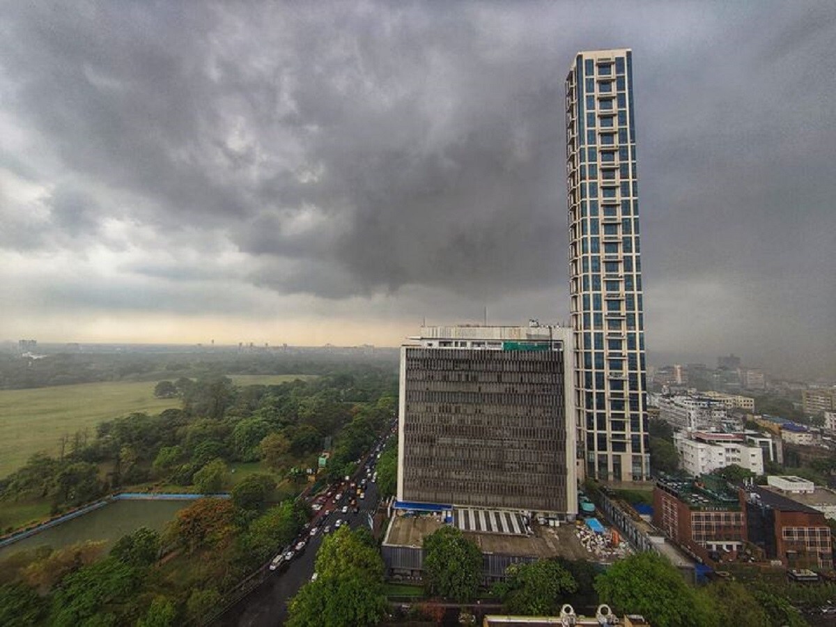 বাতাসে জলীয় বাষ্প থাকায় আর্দ্রতাজনিত অস্বস্তিও হবে। বিকেল বা রাতে বৃষ্টির সম্ভাবনা বেশি। তবে বৃষ্টির তীব্রতা কমবে। বজ্রবিদ্যুৎ-সহ হালকা থেকে মাঝারি বৃষ্টির সম্ভাবনা। বিক্ষিপ্তভাবে বৃষ্টি চলবে সোমবার পর্যন্ত। কলকাতায় আজ, রবিবার সর্বনিম্ন তাপমাত্রা ২৩.৩ ডিগ্রি সেলসিয়াস। স্বাভাবিক তাপমাত্রার থেকে যা ৩.৭ ডিগ্রি সেলসিয়াস নীচে। 