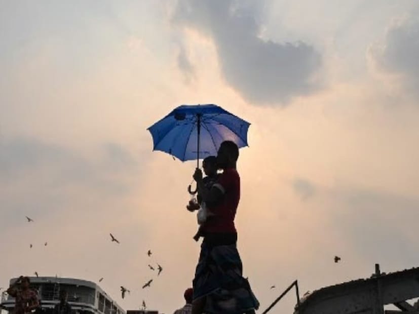 Bengal Rain: বজ্রবিদ্যুৎ-সহ হালকা মাঝারি বৃষ্টির সঙ্গে প্রতি ঘণ্টায় ৫০-৬০ কিলোমিটার গতিবেগে দমকা ঝোড়ো হাওয়া বইতে পারে পূর্ব ও পশ্চিম মেদিনীপুরে।