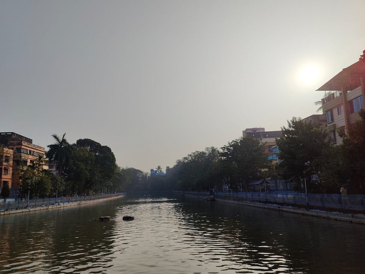 কলকাতায় রবিবার থেকে ফের আবহাওয়ার পরিবর্তন হবে। রবিবার থেকে মঙ্গলবার পর্যন্ত বৃষ্টির সম্ভাবনা। সোমবার কলকাতায় বৃষ্টির সম্ভাবনা বেশি। আংশিক মেঘলা আকাশ। আজ, শনিবার বৃষ্টির সম্ভাবনা নেই। শুষ্ক ও গরম আবহাওয়ার সঙ্গে আর্দ্রতাজনিত অস্বস্তি চরমে। সকাল থেকেই গরম ও অস্বস্তি থাকবে। দিন ও রাতের তাপমাত্রা স্বাভাবিকের উপরে রয়েছে। বেলা বাড়লে সূর্যের তাপে আরও গরম অনুভূত হবে। বাতাসে জলীয় বাষ্প থাকায় আর্দ্রতাজনিত অস্বস্তিও চরমে পৌঁছবে।  
