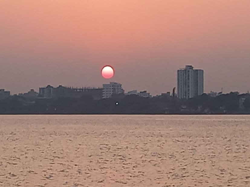 রোদের তাপে দিনের বেলা তাপমাত্রা ঠিক থাকলেও সূর্য নামার সঙ্গে সঙ্গেই তাপমাত্রার পারদ নামছে। হাওয়া অফিসে রিপোর্টে জানা যায়, পশ্চিমের জেলাগুলিতে শুক্রবার থেকেই তাপমাত্রার পতন ঘটবে।