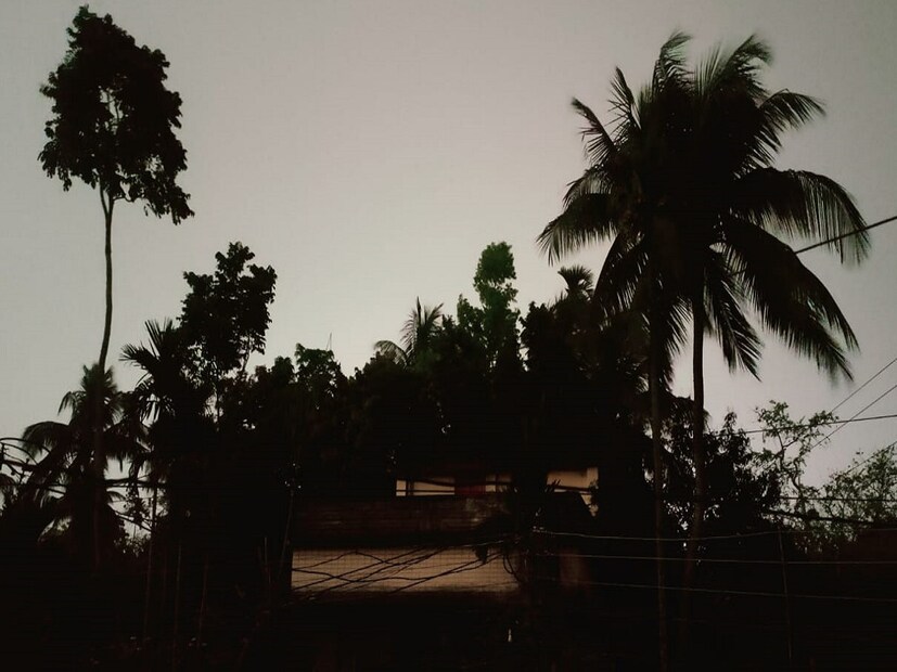 সোম ও মঙ্গলবার রাজ্য জুড়েই বৃষ্টির পূর্বাভাস। সাগর থেকে জলীয় বাষ্পপূর্ণ বাতাস ঢুকছে। আজ, সোমবার মেঘলা আকাশের সম্ভাবনা। বীরভূম, মুর্শিদাবাদ, নদিয়া, পূর্ব বর্ধমান, হুগলি, উত্তর ও দক্ষিণ চব্বিশ পরগনা জেলাতে কালবৈশাখীর সম্ভাবনা প্রবল। ভারী বৃষ্টি হবে নদিয়া মুর্শিদাবাদ এবং বীরভূমে।