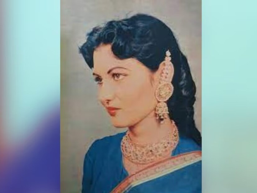 শশীর পুরো নাম ছিল শশীকলা জাওয়ালকার এবং  মারাঠি পরিবারে জন্ম অভিনেত্রীর৷ শুরু থেকেই শশিকলার জীবন অসুবিধায় পূর্ণ ছিল এবং তিনি নায়িকা হওয়া পাশাপাশি চলচ্চিত্রে নেতিবাচক চরিত্রে অভিনয় করেছিলেন। শোনা যায়, অভিনেত্রী হওয়ার আগে শশীকলাকে মানুষের বাড়িতে পরিচারিকা হিসেবে কাজ করতে বাধ্য করা হয় এবং দীর্ঘদিনের অনেক সংগ্রামের পর তিনি চলচ্চিত্রে কাজ পান।