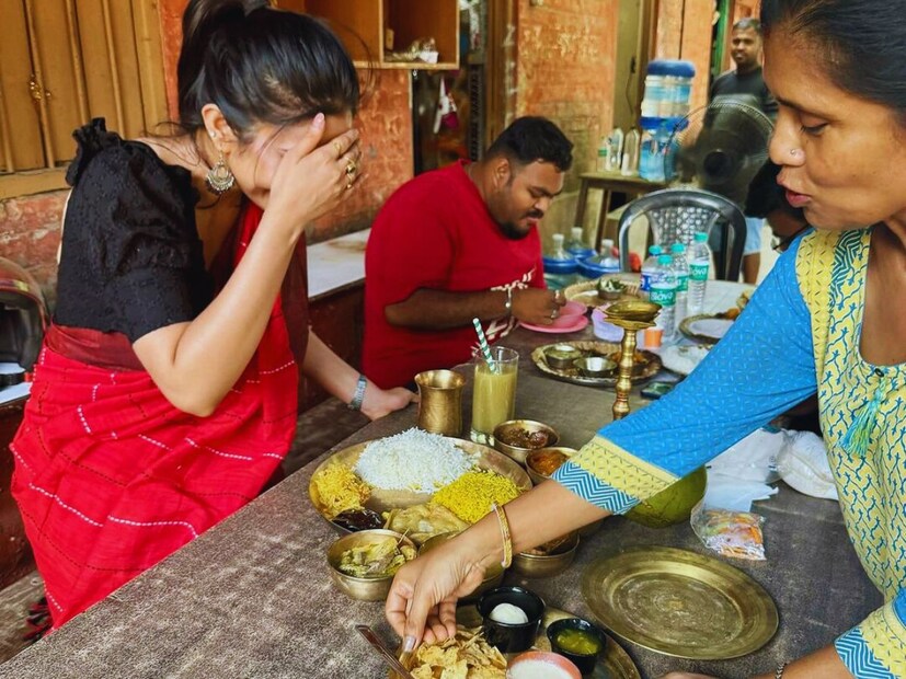 মেনুতে ছিল ভাত, বাসন্তী পোলাও, ৫ রকমের ভাজা, ডাল, মাছ, সবজি, লুচি, বেগুন, দই, মিষ্টি চাটনি।