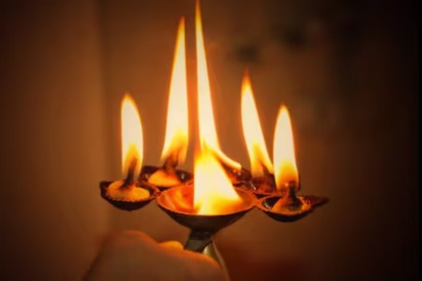 অমাবস্যা তিথিতে স্নানদানধ্যান করা হয়। এই তিথিতে কিছু রাশির জাতক জাতিকাদের ভাগ্য ফিরে নতুন জীবন আসতে চলেছে। বলছেন পণ্ডিত অরবিন্দ ত্রিপাঠী। আসুন, দেখে নিই কোন কোন রাশির সৌভাগ্য উজ্জ্বল হয়ে উঠবে।
