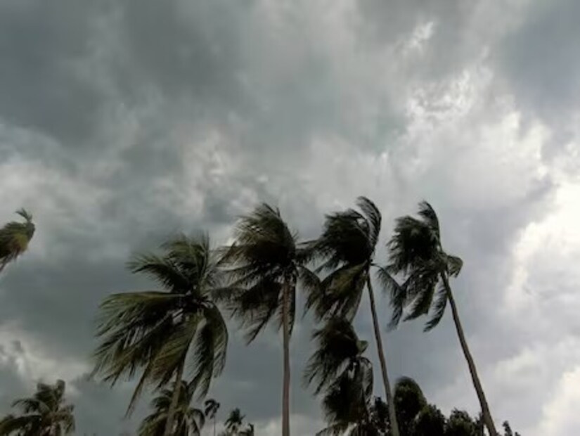 আলিপুর আবহাওয়া দফতর জানিয়েছে দক্ষিণবঙ্গে জারি করা হয়েছে কমলা সতর্কতা। বুধ ও বৃহস্পতিবার দক্ষিণবঙ্গের প্রায় সব জেলার কিছু অঞ্চলে বৃষ্টির সম্ভাবনা রয়েছে।বৃষ্টির পাশাপাশি ৩০ থেকে ৪০ কিলোমিটার বেগে ঝোড়ো হাওয়া বইতে পারে। 
