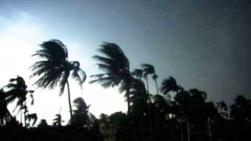 আগামী শুক্রবার বৃষ্টির সঙ্গে প্রবল ঝড় হতে পারে বীরভূম, মুর্শিদাবাদ, দুই ২৪ পরগনা, নদিয়ায়। দক্ষিণবঙ্গের এই জেলাগুলিতে বৃষ্টির সঙ্গে ঝোডো় বাতাস বইতে পারে ঘণ্টায় ৫০ থেকে ৬০ কিলোমিটার বেগে। 