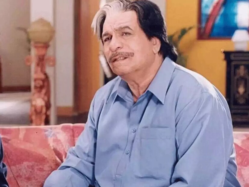 অর্থের অভাবের কারণে কাদেরের পরিবারকে একচালায় থাকতে হয়েছিল, যা কাদেরের বাবা মোটেও পছন্দ করতেন না। কিছুদিন পর একই বিষয় নিয়ে কাদেরের মা ও তার বাবার মধ্যে ঝগড়া শুরু হয়। এবং পরবর্তীতে কাদেরের মা ও বাবা বিচ্ছেদ হয়ে যায়। এরপর কাদেরের দাদা তার মাকে এক পরিচিতের সঙ্গে পুনরায় বিয়ে দেন, এরপরও অবস্থার উন্নতি হয়নি।
