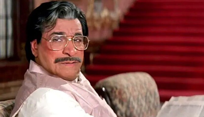 সাক্ষাৎকারে কাদের খান জানিয়েছিলেন, তার দ্বিতীয় বাবা মদ্যপান করে মা ও তাকে মারধর করতেন। শুধু তাই নয়, তিনি কাদেরকে তার প্রথম বাবার কাছে মসজিদে পাঠাতেন এবং তাকে টাকা চাইতে বলতেন এবং মসজিদের নিচের রাস্তায় তার দ্বিতীয় বাবা কাদেরকে ভিক্ষা পর্যন্ত করাতেন৷  কাদেরের কয়েকজন বন্ধু তারপর বলেন, লেখাপড়া করে কোনও লাভ হবে না, তাকে শ্রমিকের কাজ করে অর্থ উপার্জন করতে হবে।
