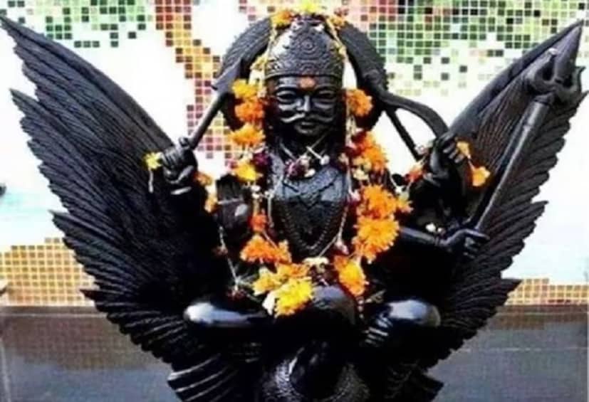 এই তিথিতে শনির কুপ্রভাব থেকেও মুক্ত হতে পারবেন৷ শনি মন্দিরে গিয়ে কালো তিল, সরষের তেল এবং কালো বা ঘন নীল রঙের পোশাক দান করতে পারেন৷ তাহলে সাড়ে সাতী, ঢাইয়া-সহ একাধিক সমস্যা থেকে মুক্ত হবেন৷