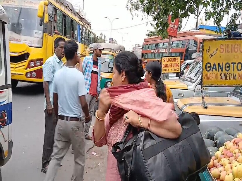 পর্যটনের ভরা মরশুমে এখন সকলেই শীতলতার খোঁজে পাহাড়ে ছুটছেন। তবে পাহাড়ে যেতেও কালঘাম ছুটছে এখন পর্যটকদের। কারণ মেরামতির জন্য সোমবার সকাল থেকে কালিম্পং এবং সিকিমগামী ১০ নম্বর জাতীয় সড়ক বন্ধ করা হয়েছে। ফলে ঘুরপথে যেতে হচ্ছে সিকিম বা কালিম্পং। পর্যটকদের অভিযোগ,রাস্তা বন্ধ থাকার সুযোগকে কাজে লাগাচ্ছেন গাড়ি চালকরা। (অনির্বাণ রায়)