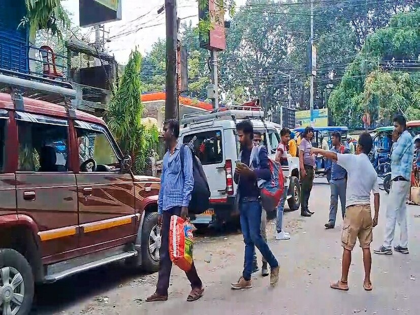 রাস্তা মেরামতির কারণে, ১০ নম্বর জাতীয় সড়কের একটা অংশ বন্ধ রাখা হয়েছে। ফলে গাড়িগুলি চলাচল করবে গরুবাথান-আলগাড়া হয়ে। গাড়ি ঘুরিয়ে নিয়ে যাওয়ার জন্য প্রায় দ্বিগুণ ভাড়া চেয়ে বসছেন চালকরা। ঠিক সেই কারণেই হয়রানির শিকার হতে হচ্ছে কালিম্পং সিকিমগামী পর্যটকদের।