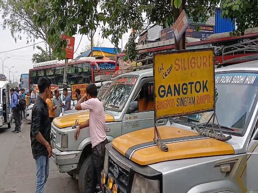 প্রসঙ্গত, রবিঝোরা থেকে গেইলখোলা পর্যন্ত প্রায় আড়াই কিলোমিটার রাস্তায় নতুন করে পিচের প্রলেপ দিতে সোমবার সকাল ৬ টা থেকে ৭২ ঘণ্টার জন্য যান চলাচল পুরোপুরি বন্ধ করা হয়েছে। তবে কাজ হওয়ার পর বৃহস্পতিবার সকালে ফের রাস্তায় যান চলাচল স্বাভাবিক হওয়ার কথা রয়েছে।