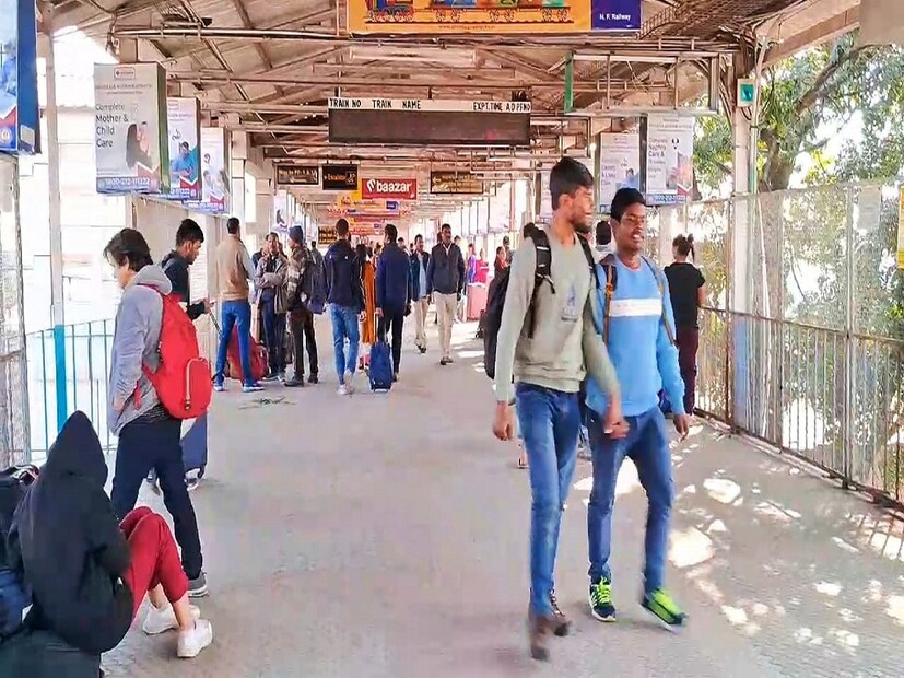যতদিন না রাস্তার ঠিক হচ্ছে ততদিন ঘুরপথে যাতায়াত করতে হচ্ছে। যার ফলে দ্বিগুণ তিনগুণ ভাড়া চাইছে গাড়ি চালকরা।সবাধ্য হয়ে বেশি ভাড়া দিয়েই পাহাড়ে যাচ্ছেন পর্যটকরা।পর্যটনের ভরা মরশুমে এখন ঠাসা ভিড় দার্জিলিং ও নিকটবর্তী ভ্রমণস্থানগুলিতে। তার মধ্যে গাড়ি ভাড়া নিয়ে দ্বিগুণ সমস্যার সম্মুখীন হতে হচ্ছে পর্যকটকদের।