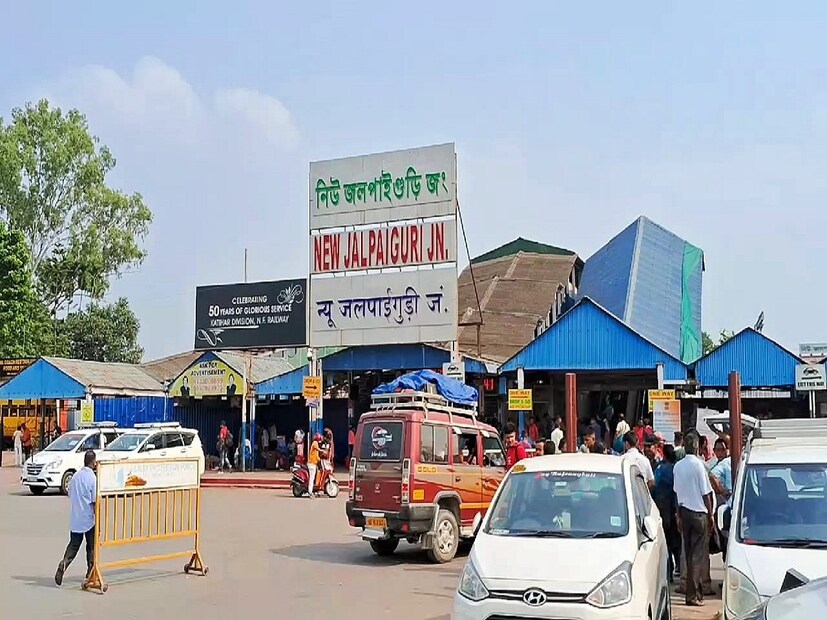 কলকাতা থেকে আগত এক পর্যটক জানান, &quot; পাহাড়ের রাস্তায় যে বন্ধ থাকবে সেটা জানতাম না। এখানে এসে জানতে পারি যে রাস্তা বন্ধ খানিকটা ঘুরে যেতে হবে সিকিম। তাই দ্বিগুণ ভাড়া। বাধ্য হয়ে যেতেই হচ্ছে। অন্যদিকে সিকিমগামী গাড়ির চালক জানান, &quot;যেহেতু ঘুরপথে যেতে হচ্ছে তাই তেল খরচটা অনেকটাই বেশি । সেই জন্য স্বাভাবিক ভাড়ার থেকে একটু বেশি ভাড়া নেওয়া হচ্ছে। তবে জাতীয় সড়ক চালু হয়ে গেলে ভাড়া পুনরায় কমে আসবে বলেই জানাচ্ছেন চালকরা। তবে, এই কদিনের জন্য বাড়তি টাকা ভাড়া নেওয়ায় যথেষ্ট ক্ষুব্ধ পর্যটকরা।