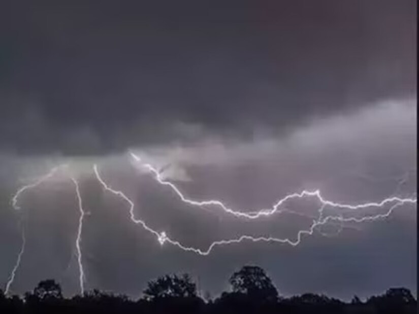 কলকাতার পাশাপাশি বিক্ষিপ্তভাবে কালবৈশাখী ঝড়ের সতর্কবার্তা রয়েছে মুর্শিদাবাদ, নদিয়া, উত্তর ও দক্ষিণ ২৪ পরগনা জেলায়।