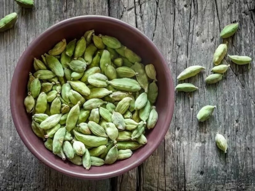 সেরকমই সর্বরোগহরা একটি মশলা হল ছোট এলাচ৷ অনেকেই খাওয়ার পর এটা মুখশুদ্ধি হিসেবে খান৷ মশলা চায়ের অন্যতম উপকরণও ছোট এলাচ৷
