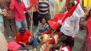 বামদের বর্ণাঢ্য শোভাযাত্রায় হঠাৎ বাজল ‘খেলা হবে’! বামদের বর্ণাঢ্য শোভাযাত্রায় হঠাৎ বাজল ‘খেলা হবে’!