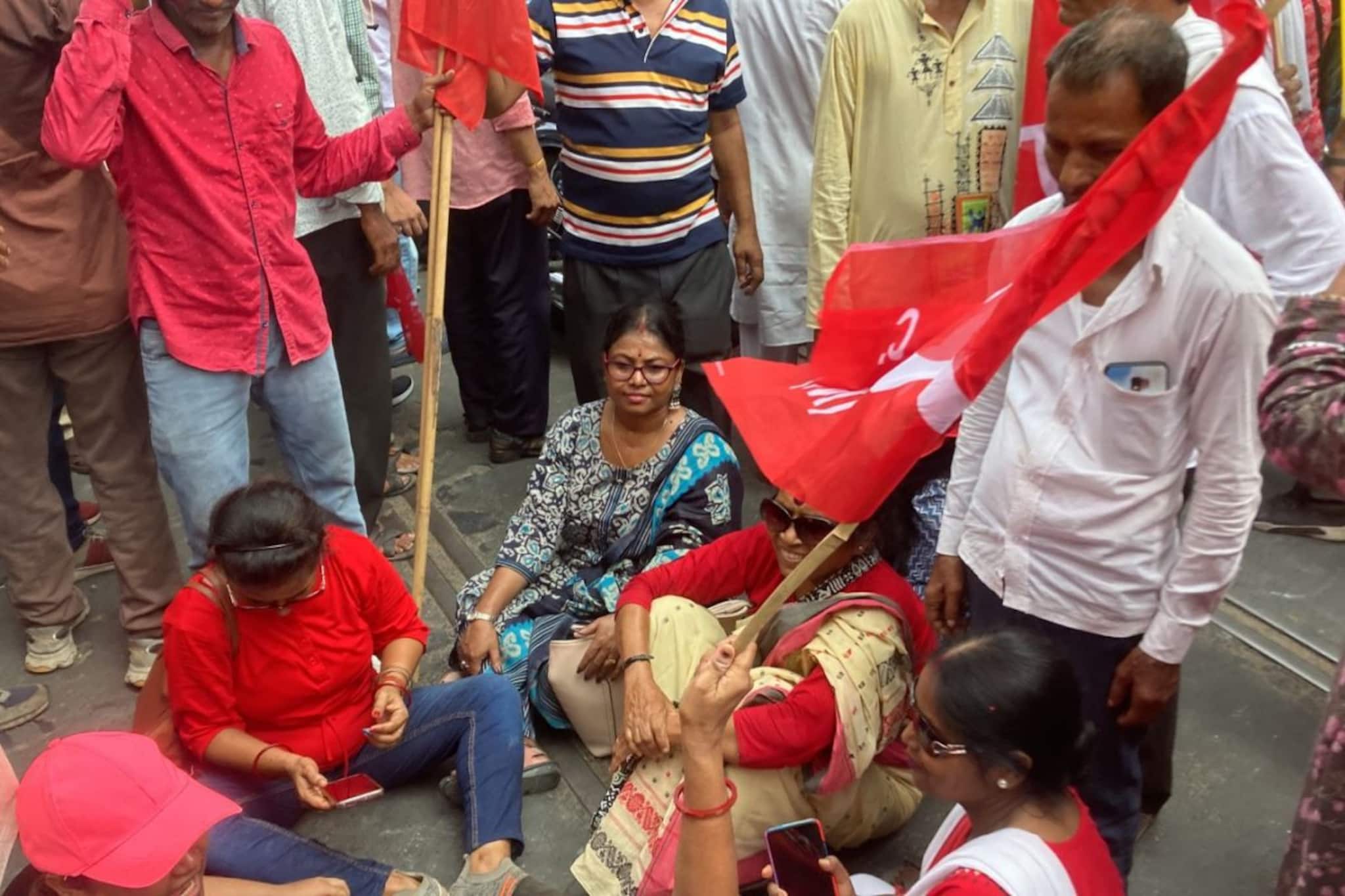 বামদের বর্ণাঢ্য শোভাযাত্রায় হঠাৎ বাজল ‘খেলা হবে’! বিক্ষোভে পথ অবরোধ কর্মীদের