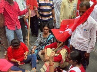 বামদের বর্ণাঢ্য শোভাযাত্রায় হঠাৎ বাজল ‘খেলা হবে’! 