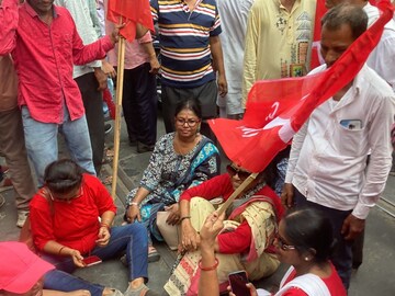 বামদের বর্ণাঢ্য শোভাযাত্রায় হঠাৎ বাজল ‘খেলা হবে’! 