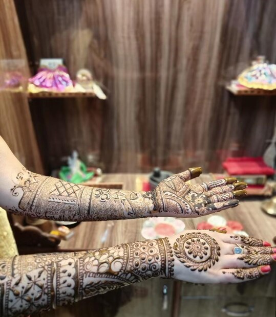 বুধবার রাতে ইনস্টাগ্রাম স্টোরিতে আপলোড করেন মেহেন্দি পরা হাতের ছবি। ছবির ক্য়াপশনে কৌশাম্বী লেখেন, ‘রং ইশক কা’!