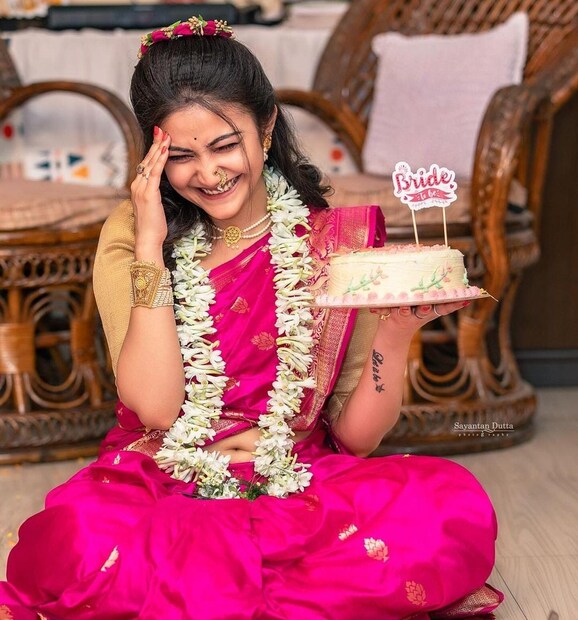 কৌশাম্বী সেজেছিলেন গোলাপি রঙের শাড়িতে। সঙ্গে সোনালি ব্লাউজ। হাতে মানতাসা, গলায়, কানে মুক্তোর গয়না। নাকে মহারাষ্ট্রিয়ান স্টাইলের নথ। অসাধারণ সুন্দরী লাগছিল কৌশাম্বিকে।