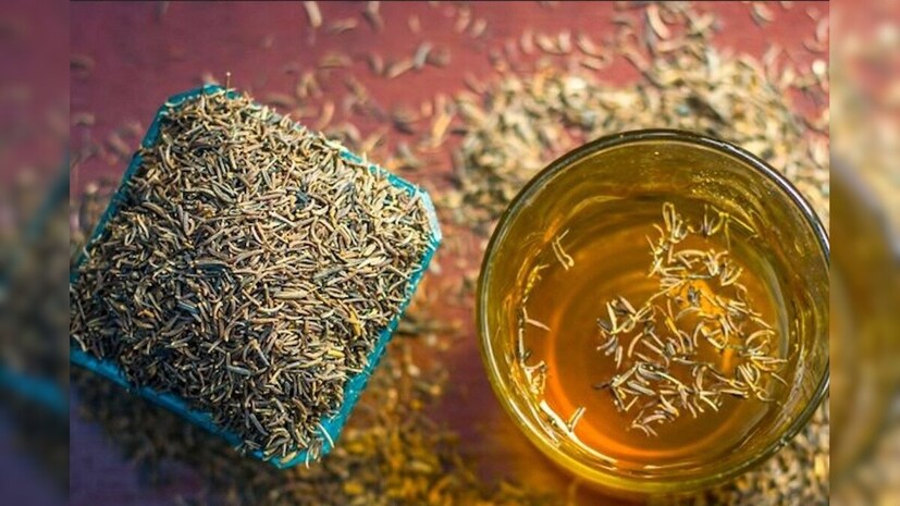 ১ চামচ রোস্টেড জিরে এবং মৌরিদানা মিশিয়ে নিয়ে তার পর চিবিয়ে খান খাওয়ার আগে ও পরে। এতে ডাইজেস্টিভ এনজাইম বেশি ক্ষরণ হয়। 