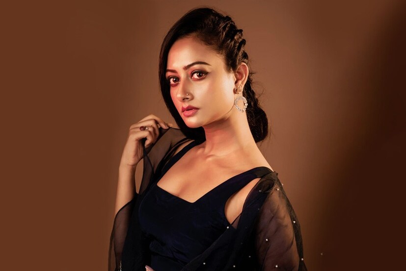 ‘মা ও মা! তুমি দেখেছ আমার প্রথম নিঃশ্বাস। আমি দেখলাম তোমার শেষ নিঃশ্বাস। নিঃশ্বাস তখনও চলছে, ভাবলাম এই তো আবার লড়াই করে ফিরছ বোধহয়। কিন্তু দেখলাম চোখের পাতা পড়ছে না তোমার। নিঃশ্বাস তখনও চলছে। ডাক্তার এসে বলল, আর কিছু সময়। এত কিছু করেও বাপি আর নিজেকে সামলাতে পারল না। হাসপাতালের ঘর ছেড়ে বেরিয়ে গেল। আমি তোমার হাতটা শক্ত করে ধরেছিলাম। মাথায় হাত বুলিয়ে দিতে দিতে মা মা করে ডাকছি। ১০ সেকেন্ডে একবার করে গলার শিরাটা উঠছে। মানে মা বেঁচে আছে। মা-এর বেডে আমার চোখের জল পড়তেই নিজেকে সামলে নিলাম। তারপর সেকেন্ড পেরিয়ে গেল, শিরাটা থেমে গেল। মা…’। 