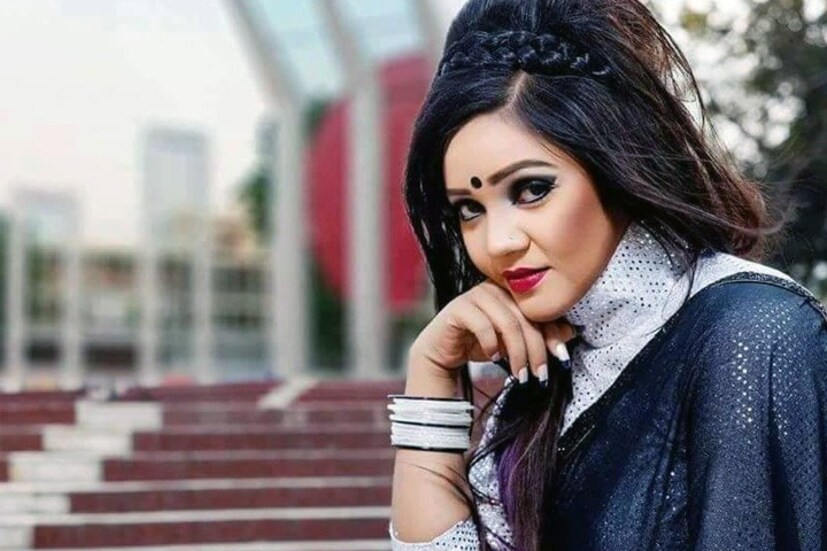 বিয়ের ইঙ্গিত আগেই দিয়েছিলেন সোশ্যাল মিডিয়ায়৷ অবশেষে শুক্রবার তিন নম্বর বিয়েটা করে নিলেন বাংলাদেশের গায়িকা৷ তবে অনেকের দাবি, এটাই বর্ষার চার নম্বর বিয়ে৷