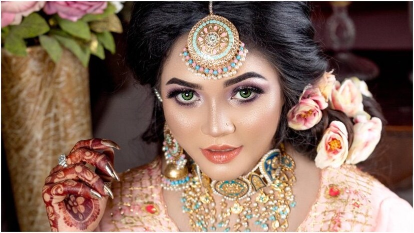 প্রেম-বিবাহ-দাম্পত্য নিয়ে সর্বদাই খবরের শিরোনামে রয়েছেন বাংলাদেশের জনপ্রিয় গায়িকা বর্ষা চৌধুরী৷ ফের আরও একবার বিয়ের পিঁড়িতে বসলেন গায়িকা৷