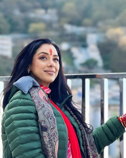 রূপালী বলেন,'আমি ওয়ারলি থেকে পৃথ্বী থিয়েটারে প্রায় ১৫ কিলোমিটার দূরত্ব হেঁটে যেতাম কারণ আমার বাবার ছবি ফ্লপ হয়েছিল এবং আমরা দরিদ্র হয়ে গিয়েছিলাম। আমাদের যা কিছু ছিল সব বিক্রি হয়ে গিয়েছিস। মানসিক চাপের কারণে আমার বাবার ডায়াবেটিস হয়েছিল এবং সেই সময়ে আরও অনেক কিছু ঘটেছিল। আমরা সব টাকা হারিয়েছিলাম।'