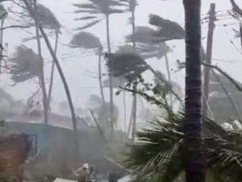 আর মাত্র ২ ঘণ্টা৷ মুহূর্তের মধ্যেই তুমুল বদলে যাবে আবহাওয়া৷ বজ্রবিদ্যুৎ-সহ হালকা মাঝারি বৃষ্টির সম্ভাবনা প্রবল রয়েছে। ইতিমধ্যেই সতর্কতা জারি করেছেন আলিপুর আবহাওয়া দফতর৷