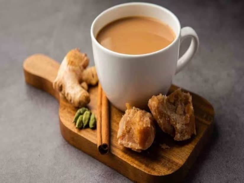  মশলা চা, কালো চা, দুধ চা, গ্রিন টি, ফ্লেভার্ড টি, আইস টি-চায়ের রকমফেরের কমতি নেই৷ চায়ের ভালমন্দ দু’ দিকই আছে৷ চা দিবসে জেনে নিন এর উপকারিতা ও ক্ষতিকর দু’ দিকই৷ বলছেন পুষ্টিবিদ সিমরন সাইনি৷