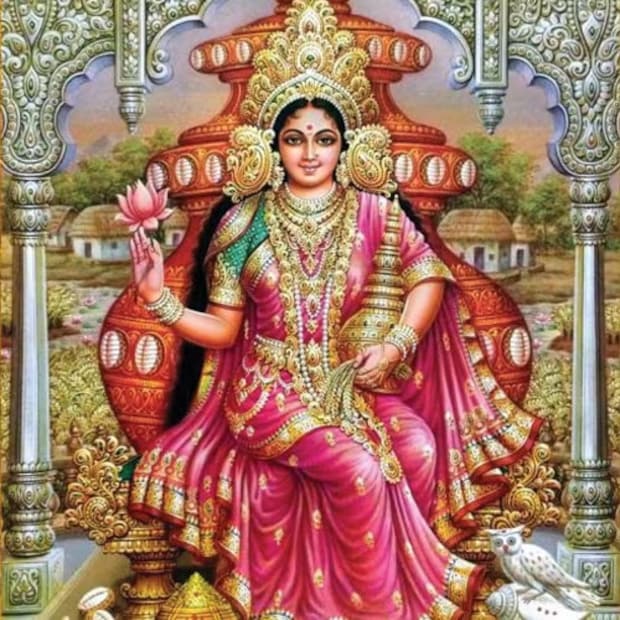 পণ্ডিত সঞ্জয় উপাধ্যায় বলেছেন, যে এই ১৬ দিনের মহালক্ষ্মী উপবাসে ১৬ ধরণের জিনিস দেবী লক্ষ্মীকে নিবেদন করতে হবে। এই উপবাসের প্রথম দিনে, পুরুষদের দেবী লক্ষ্মীর পূজা করার পরে তাদের ডান হাতে ১৬ টি গিঁটযুক্ত সুতো বাঁধতে হবে। মহিলাদের বাম হাতে এই সুতো বাঁধতে হবে।