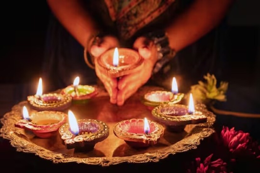 এই তিথির সন্ধ্যায় ঠাকুরঘরে এবং বাড়ির প্রতি ঘরে একটি ঘরে প্রদীপ প্রজ্বলন করুন৷ বাড়ির সদর দরজার দু’পাশে প্রজ্বলন করুন দু’টি ঘিয়ের প্রদীপ৷ দরজায় হলুদ ও কুমকুম দিয়ে অঙ্কন করুন মাঙ্গলিক চিহ্ন৷