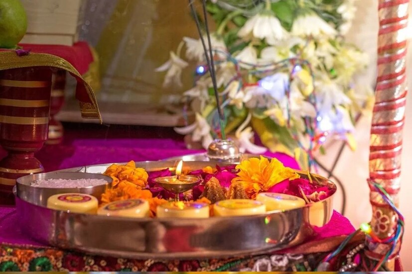 বিপত্তারিণী দেবীর পুজোয় ১৩ সংখ্যাটি অত্যন্ত মাহাত্ম্যপূর্ণ এবং গুরুত্বপূর্ণ৷ বাড়ির মেয়েরা মূলত এই ব্রত পালন করেন৷ ব্রত ও পুজো সমাপনে পরিবারের সদস্যদের হাতে লাল সুতোয় ১৩টি দূর্বা-সহ ১৩ টি গিঁট দিয়ে বেঁধে দেওয়া হয়৷