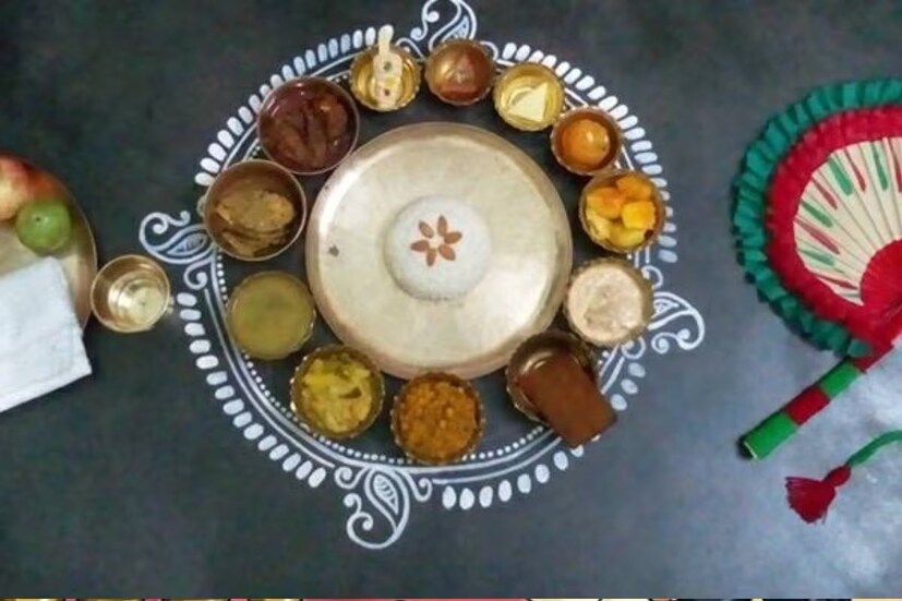 যে কোনও ষষ্ঠীপুজোয় গুরুত্বপূর্ণ হল পুজোর ডালি সাজিয়ে তোলা। অরণ্যষষ্ঠীতে পুজোর ডালায় কাঁঠালপাতার উপর সাজিয়ে দিন বিজোড় সংখ্যক ৫,৭ বা ৯ রকম মরশুমি ফল। বলছেন পণ্ডিত হিতেন্দ্রকুমার শর্মা।