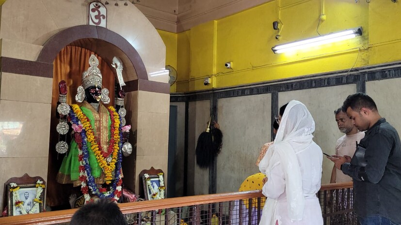জুনের সঙ্গে কেন্দ্রীয় বাহিনীর জওয়ানের তর্কাতর্কি শুরু হয়। যদিও অভিযোগ মানতে নারাজ সেই ওই কেন্দ্রীয় জওয়ান। (রঞ্জন চন্দ)
