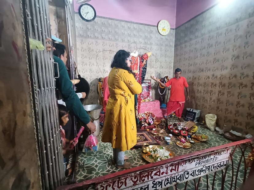 বাঁকুড়ার বিজেপি প্রার্থী সুজাতা মণ্ডলের প্রাক্তন স্বামী সৌমিত্র খাঁ এই কেন্দ্রে তাঁর প্রতিপক্ষ। ষষ্ঠ দফায় ভোটের দিন নির্বাচন নিয়ে একাধিক অভিযোগে তৃণমূল প্রার্থী সুজাতা মণ্ডল নিশানা করতে ছাড়লেন না প্রাক্তন স্বামীকে।