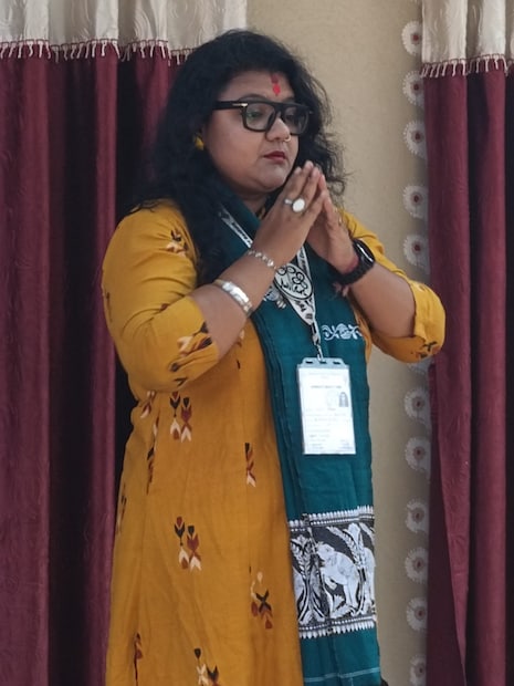 বিষ্ণুপুরের বিজেপি প্রার্থী সৌমিত্র খাঁ এবং তৃণমূলের সুজাতা মণ্ডলের তরজা শুরু থেকেই ভোটের বাজার গরম করেছে বার বার। এবার ভোটের দিনও সেই ধারাবাহিকতা জারি রেখে প্রাক্তন স্বামীকে নজিরবিহীন কটাক্ষ সুজাতার।