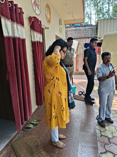 উল্লেখ্য, আদালতের নির্দেশে লোকসভা কেন্দ্রে যাওয়া বারণ ছিল সৌমিত্রের। পাঁচ বছর পর ফের প্রাক্তন স্বামী-স্ত্রী ভোটে এবার প্রতিদ্বন্দ্বী। স্বভাবতই ষষ্ঠ দফায় বিষ্ণুপুরে দুই নেতা নেত্রীর টক্কর তুঙ্গে।