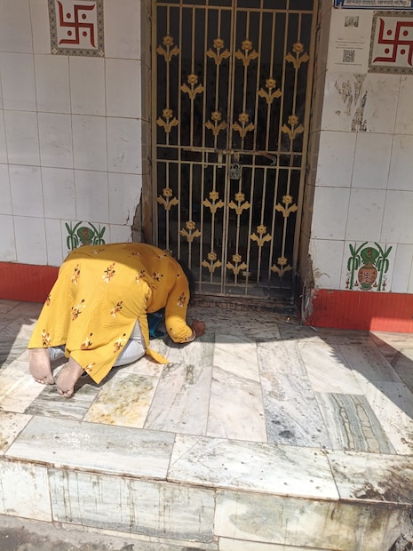 ভোটের সকালে সৌমিত্র খাঁকে দেখা না গেলেও, নজর করলেন সুজাতা মণ্ডল। মন্দিরে পুজো দিয়ে চাইলেন জয়ের প্রার্থনাও। 