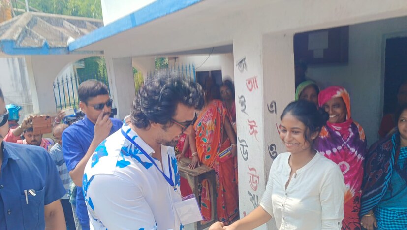দেবের কটাক্ষ, গত তিন মাস ধরে অনেক কিছু শুনেছি, বলেছি। আজ কিছু বলব না। নামও করব না। ও আজও সংবাদ শিরোনামে আসার জন্য নিশ্চয়ই কিছু করবে। 