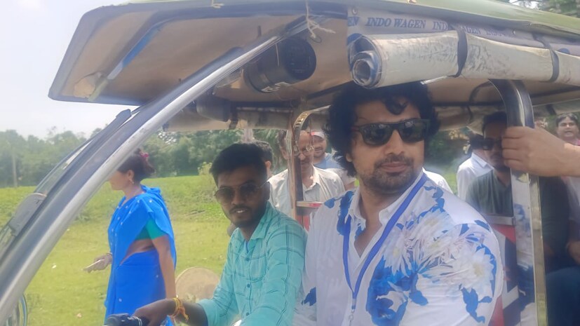 গোটা ঘাটালে কেমন ভোট হচ্ছে তা খতিয়ে দেখতে বিভিন্ন বুথে ঢুঁ মারেন দেব। 