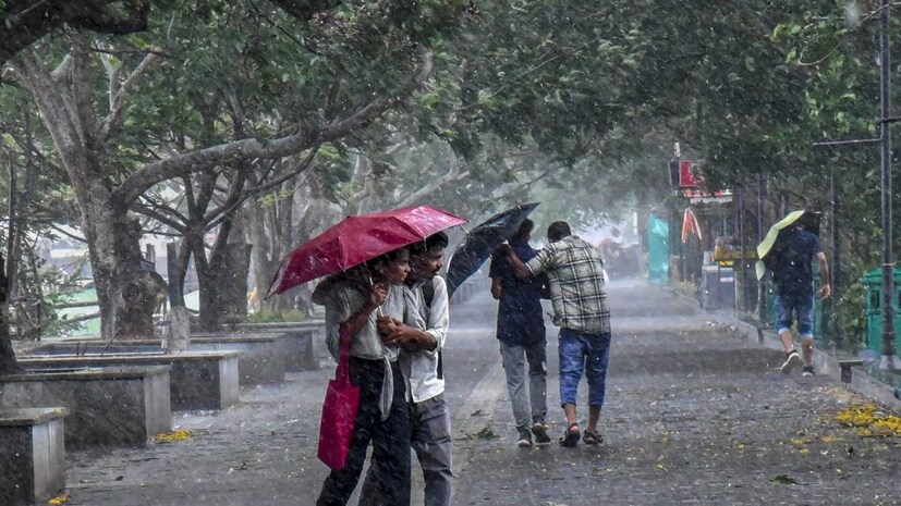 মুম্বইয়ে আবহাওয়া অফিসের অধিকর্তা সুনীল কাম্বলি জানিয়েছেন আন্দামান দ্বীপপুঞ্জে পৌঁছেছে দক্ষিণপশ্চিম মৌসুমী বায়ু৷ কেরলে পৌঁছে যাবে ৩১ মে-এর মধ্যে৷ মুম্বইয়ে বর্ষা পৌঁছবে ১০ বা ১১ জুন৷