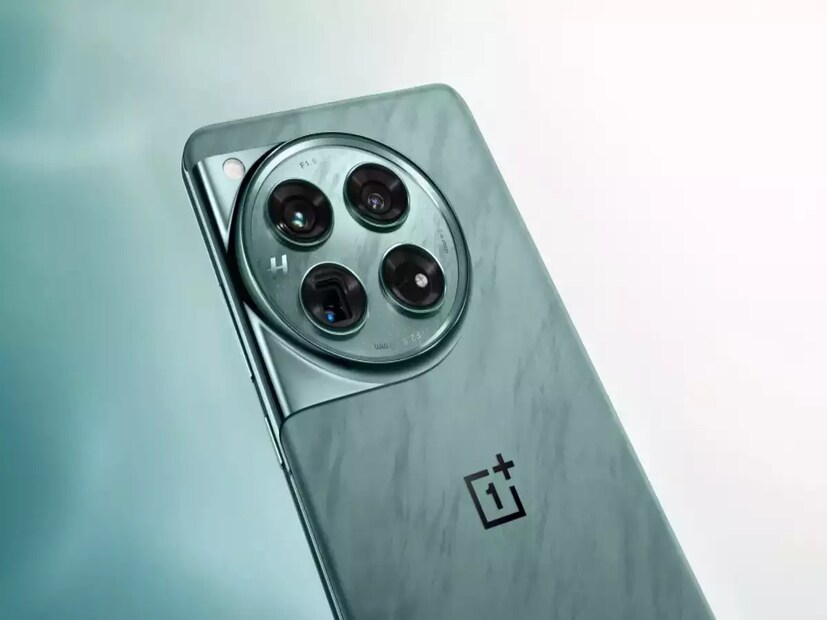 OnePlus 12R ১৬GB পর্যন্ত LPDDR5X RAM এবং ২৫৬GB UFS 3.1 স্টোরেজ-সহ আসে। প্রিমিয়াম মিড-রেঞ্জ স্মার্টফোনটি একটি ৫৫০০mAh ব্যাটারি দ্বারা চালিত, যা একটি ১০০W SUPERVOOC চার্জারের মাধ্যমে দ্রুত চার্জ করা যেতে পারে।