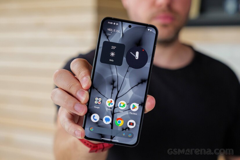 Nothing Phone 2 একটি ডুয়াল রিয়ার ক্যামেরা দ্বারা সজ্জিত। এটি একটি ১/১.৫৬-ইঞ্চির Sony IMX890 সেন্সর সহ একটি ৫০MP প্রাথমিক ক্যামেরা সমন্বিত, যা অপটিক্যাল ইমেজ স্টেবিলাইজেশন (OIS) এবং ইলেকট্রনিক ইমেজ স্টেবিলাইজেশন উভয়ের দ্বারা পরিপূরক।